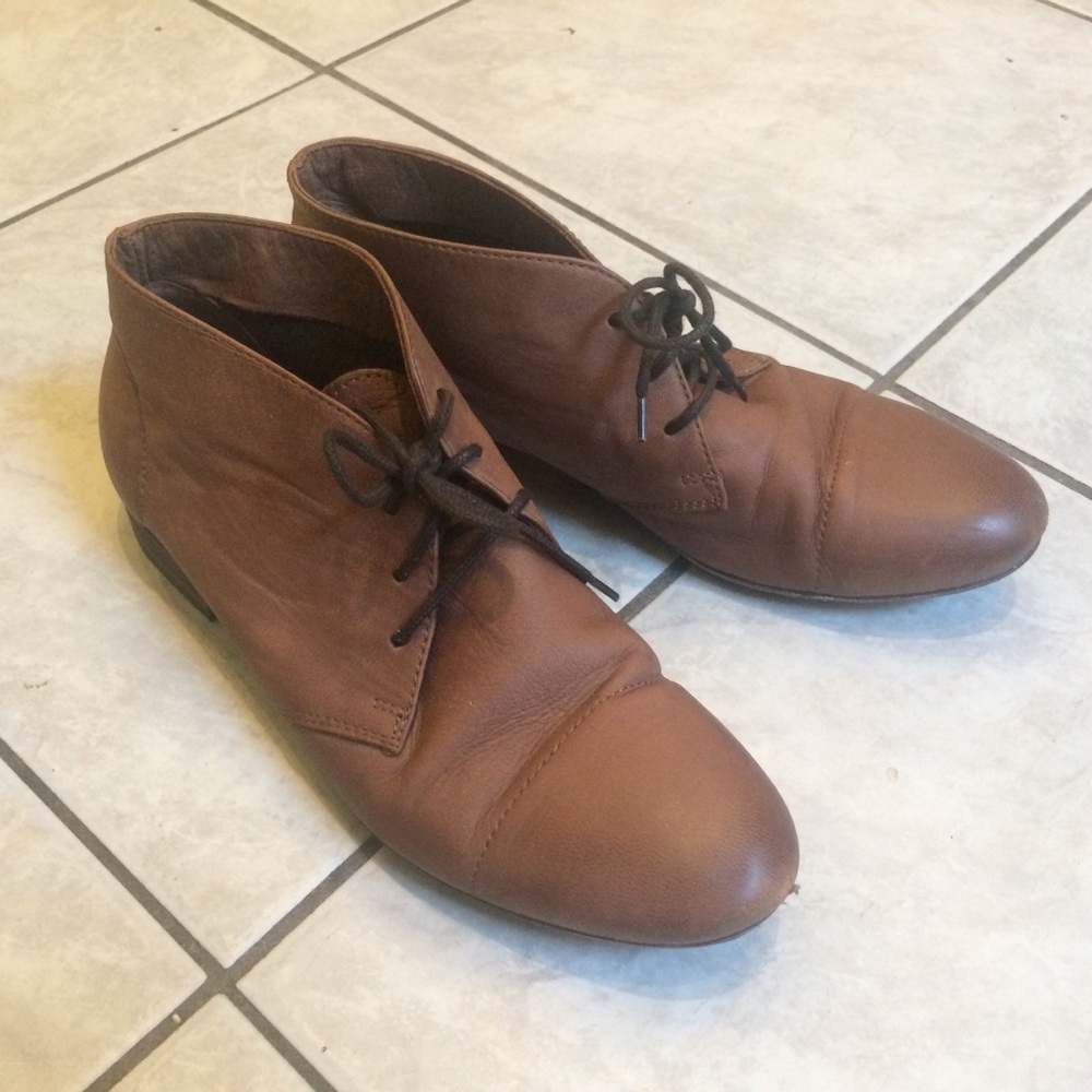 Lightweight brown Italian leather booties 36